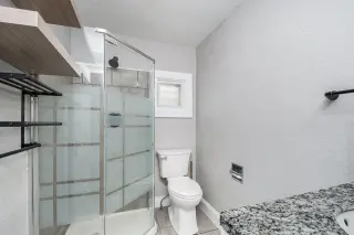 L👀k at this move-in-ready gem! thumbnail 2