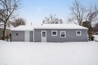 🏡 Charming, remodeled ranch home with 3 bedrooms and 1 bath! 🏡 thumbnail 3
