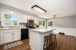 L👀k at this move-in-ready gem! thumbnail 9